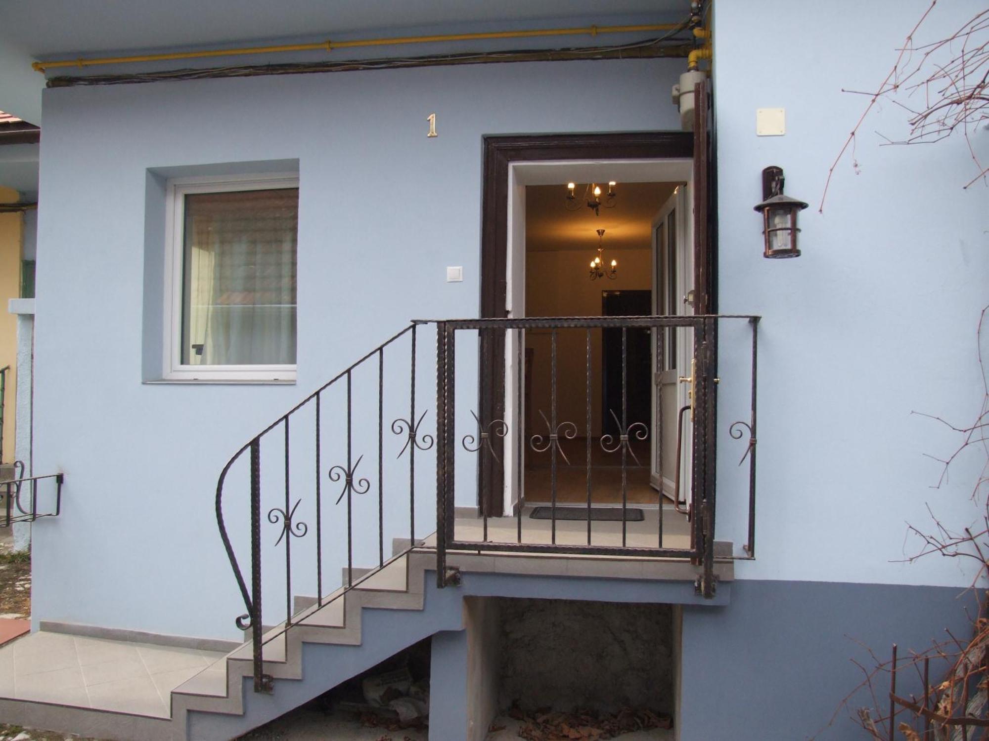 Blue House Hotel Брашов Екстериор снимка